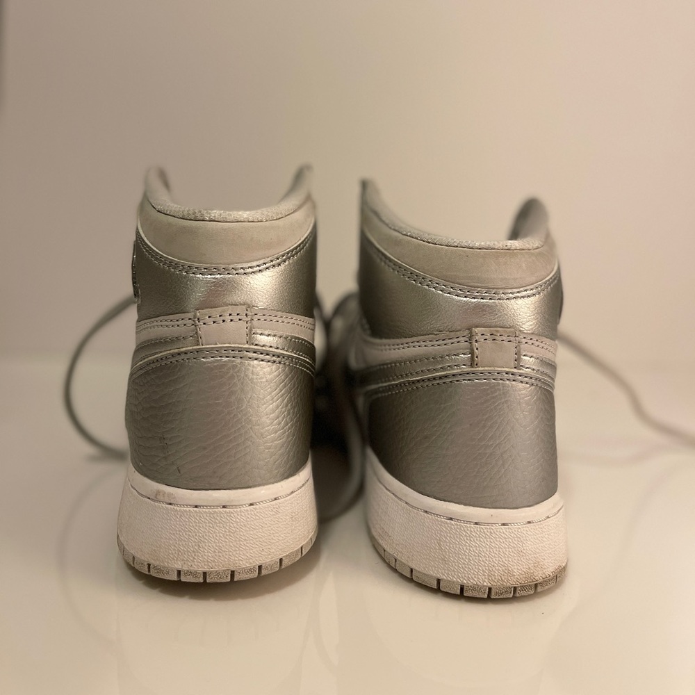 JORDAN KIDS
AIR JORDAN 1 HIGH OG GS
"Co.JP - Metallic Silver" size 6.5 youth